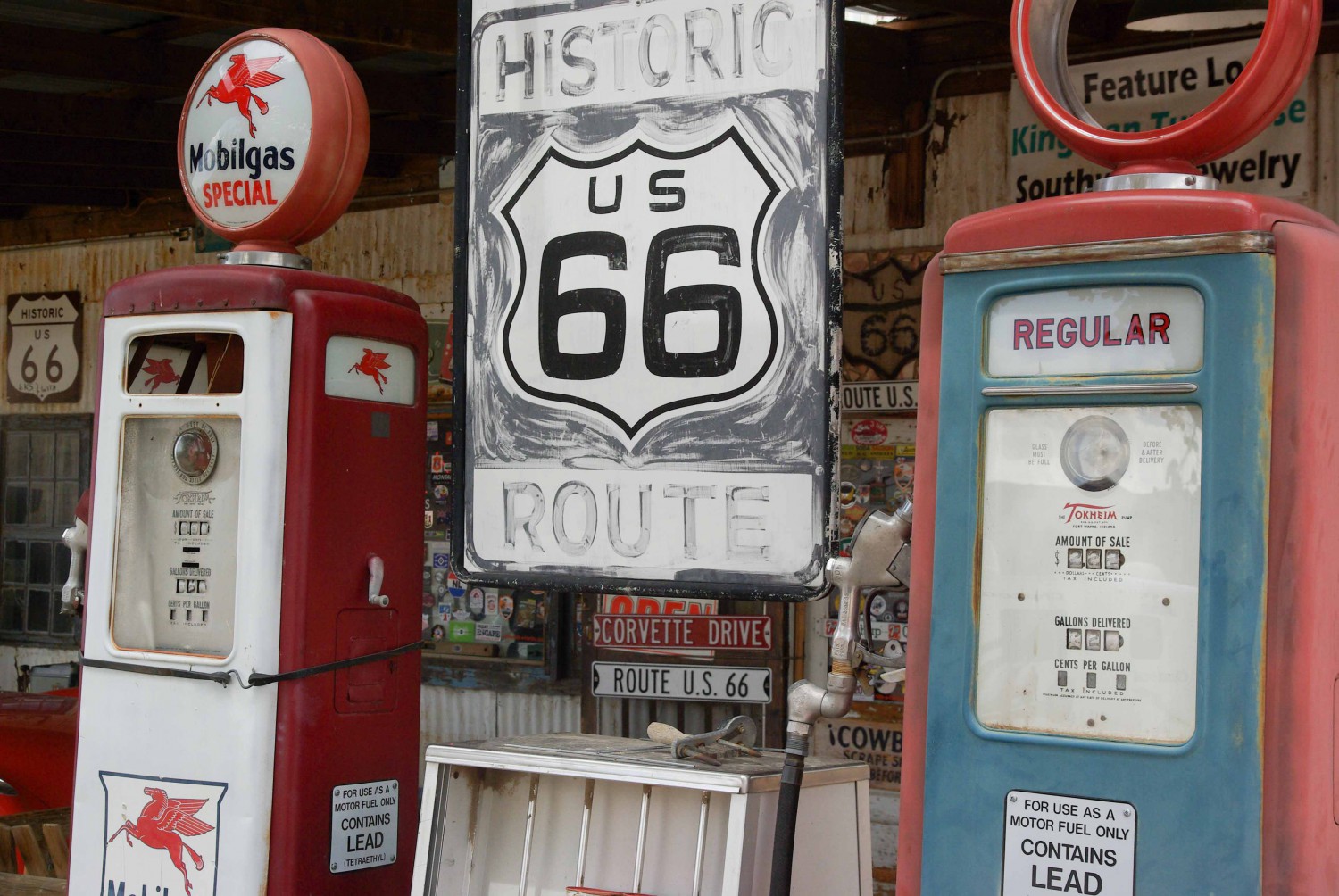 Eine auf alt getrimmte Tankstelle an der historischen Route 66