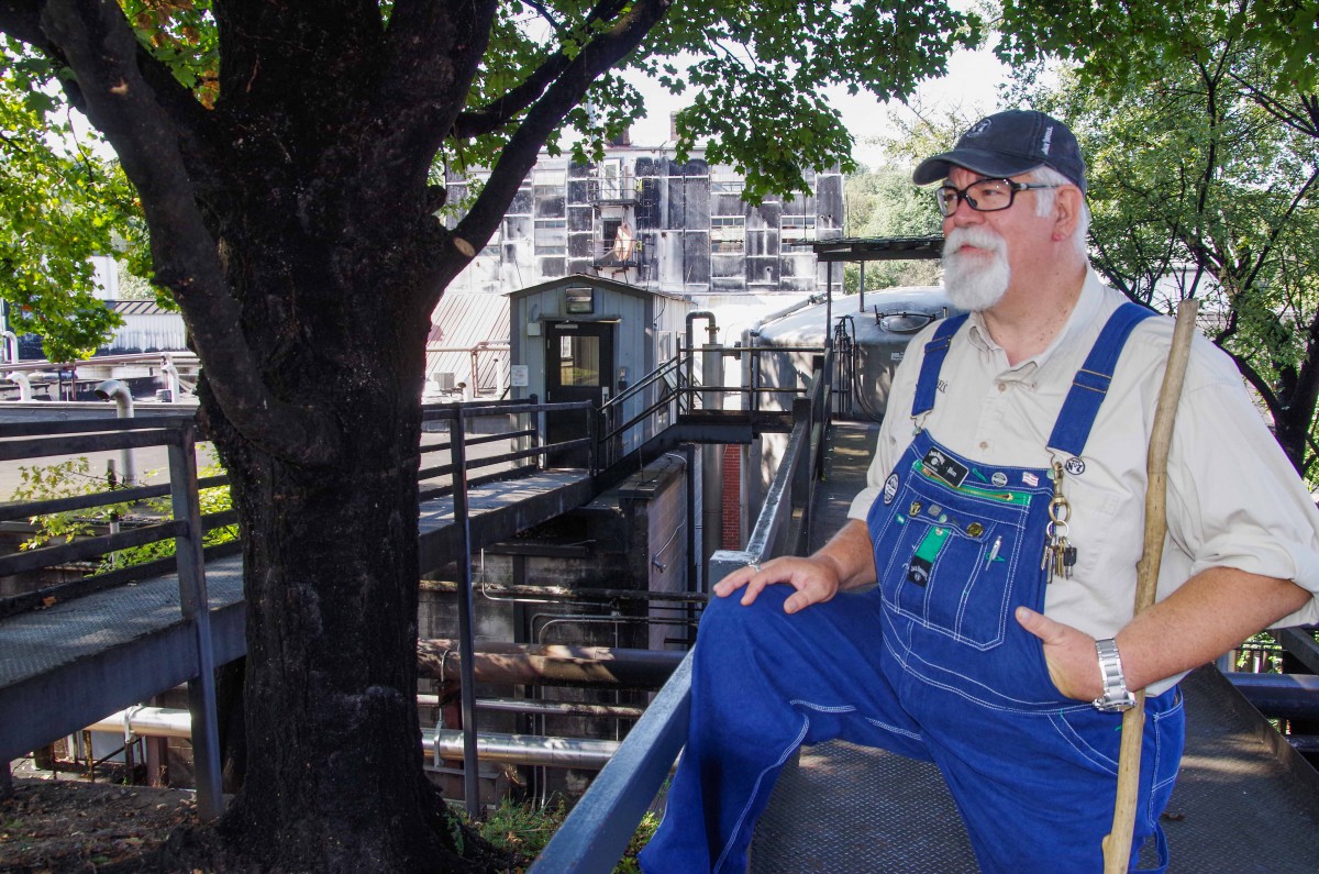 Kennzeichen Jeans-Latzhose: Touristenführer Bob in der Brennerei von Jack Daniels in Tennessee.