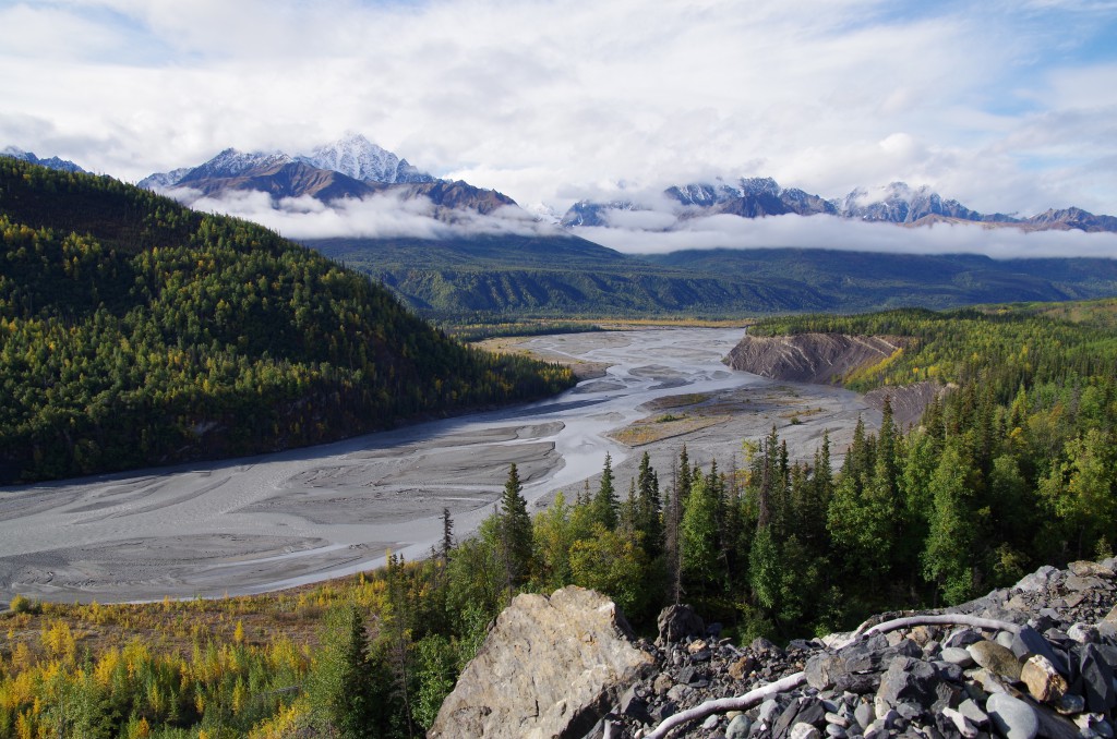 Das Flusstal des Matanuska-River in Alaska in der Nähe der Stadt Palmer. Über Zehntausenden von Jahren hat der Gletscher das Tal freigegraben.