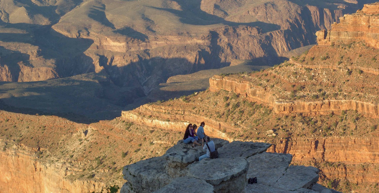Touristen genießen die Abendstimmung am Südrand des Grand Canyon.