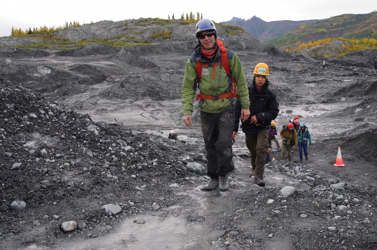 Mit Helm und Spitzhacke ausgerüstet, unternehmen asiatische Touristen eine Trecking-Tour auf den Matanuska-Gletscher.