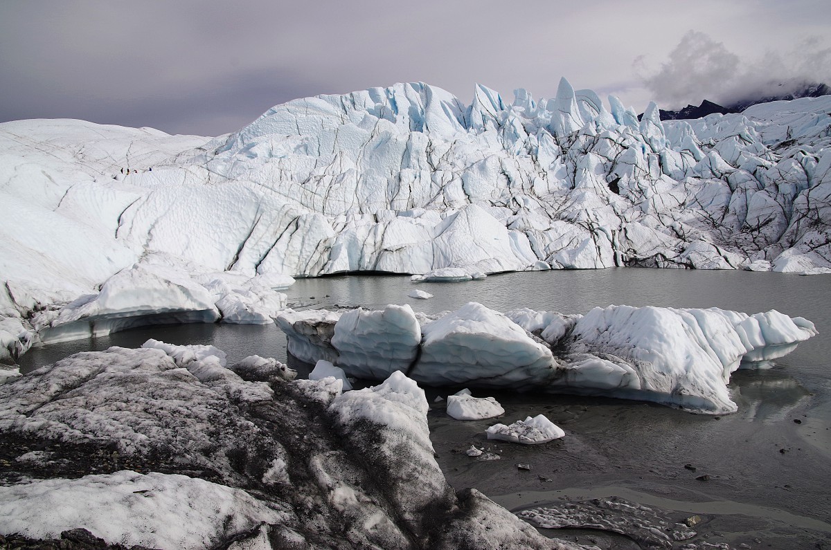 Über Eisplatten und Gletscherbrocken kommt gelangt man an den Gletschersee.