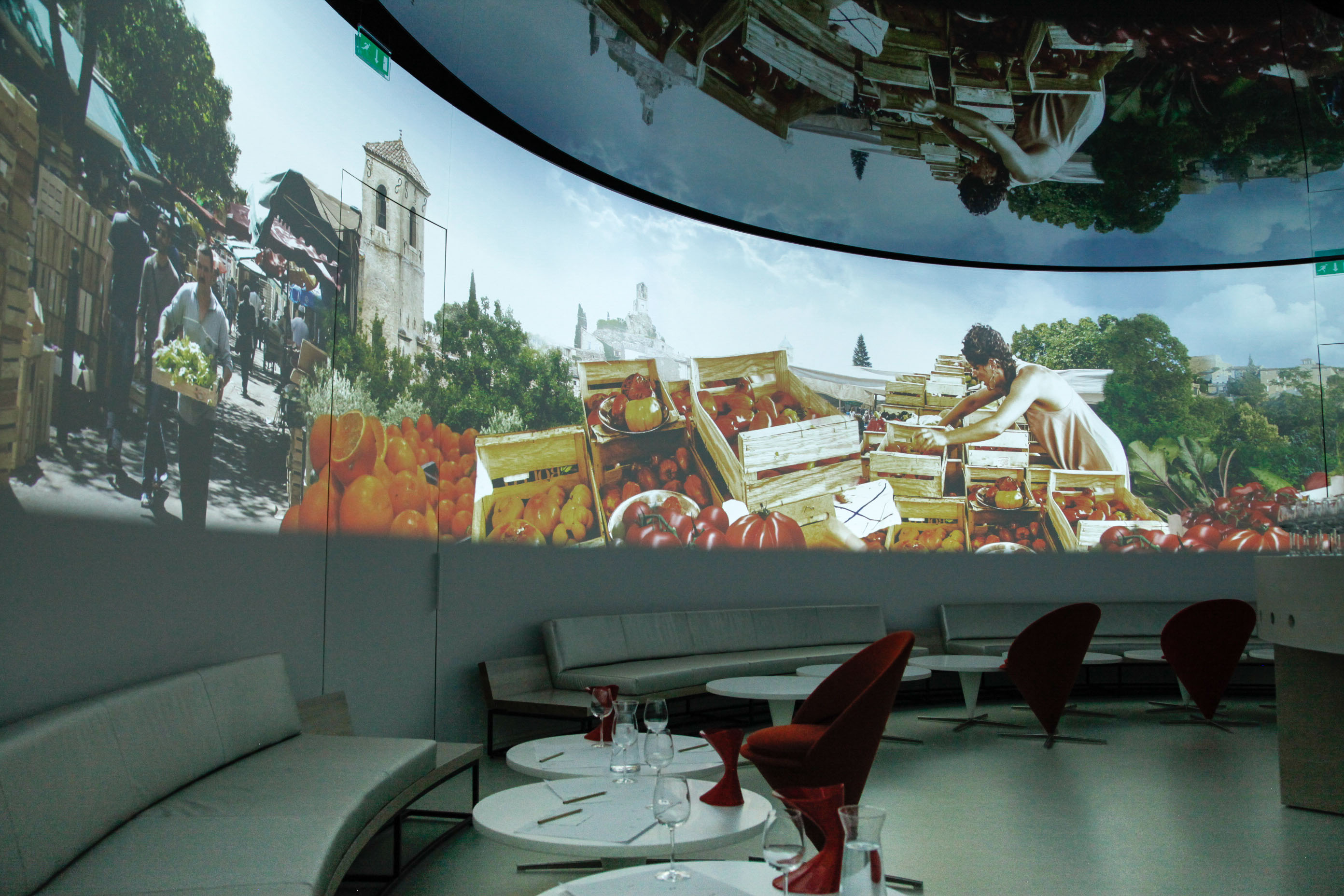 Zum Weinbaumuseum gehört ein multimedialer Sensorik-Raum. Ein Duft wird eingeleitet, er muss erraten werden.