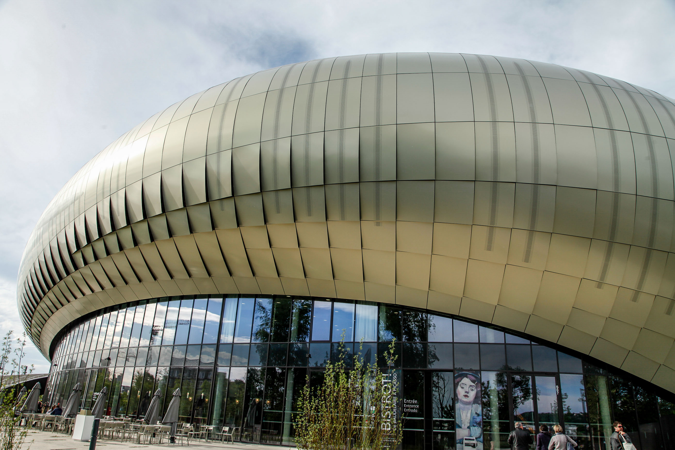 Die Fassade des Weinmuseums besteht aus farbigen Aluminiumplatten.