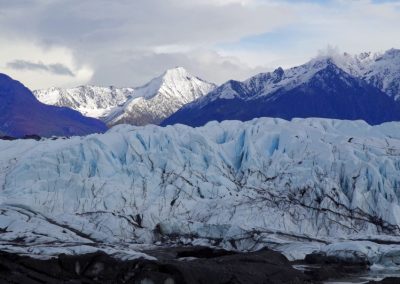 Die Gletscherzunge des Matanuska, dessen Eismassen in zartem Blau glitzern.
