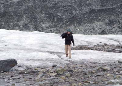 Auf der Jagd nachdem Blau: Eine Fotografin schlepp ihre Kameraausrüstung über den Gletscher.