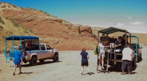 Fahrt durch das Flussbett: Auf der Pritsche kleiner Trucks werden die Touristen zum Antelope-Canyon bei der Kleinstadt Page in Arizona gebracht.