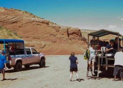 Fahrt durch das Flussbett: Auf der Pritsche kleiner Trucks werden die Touristen zum Antelope-Canyon bei der Kleinstadt Page in Arizona gebracht.