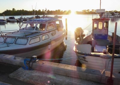 Boote in der Abendsonne im Hafen von Praesto.