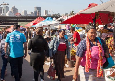 Afrikanische Gegensätze: Die Skyline von Durban und der Markt der lokalen Kleinhändler.