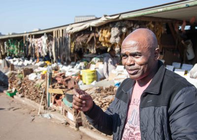 Patrick, ein ehemaliger Polizist, führt Touristen über die Warwick-Märkte in Durban.