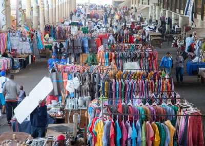 Unter den Brücken der Zufahrtsstraßen nach Durban bieten die Händler bunte Kleider für afrikanische Frauen an.