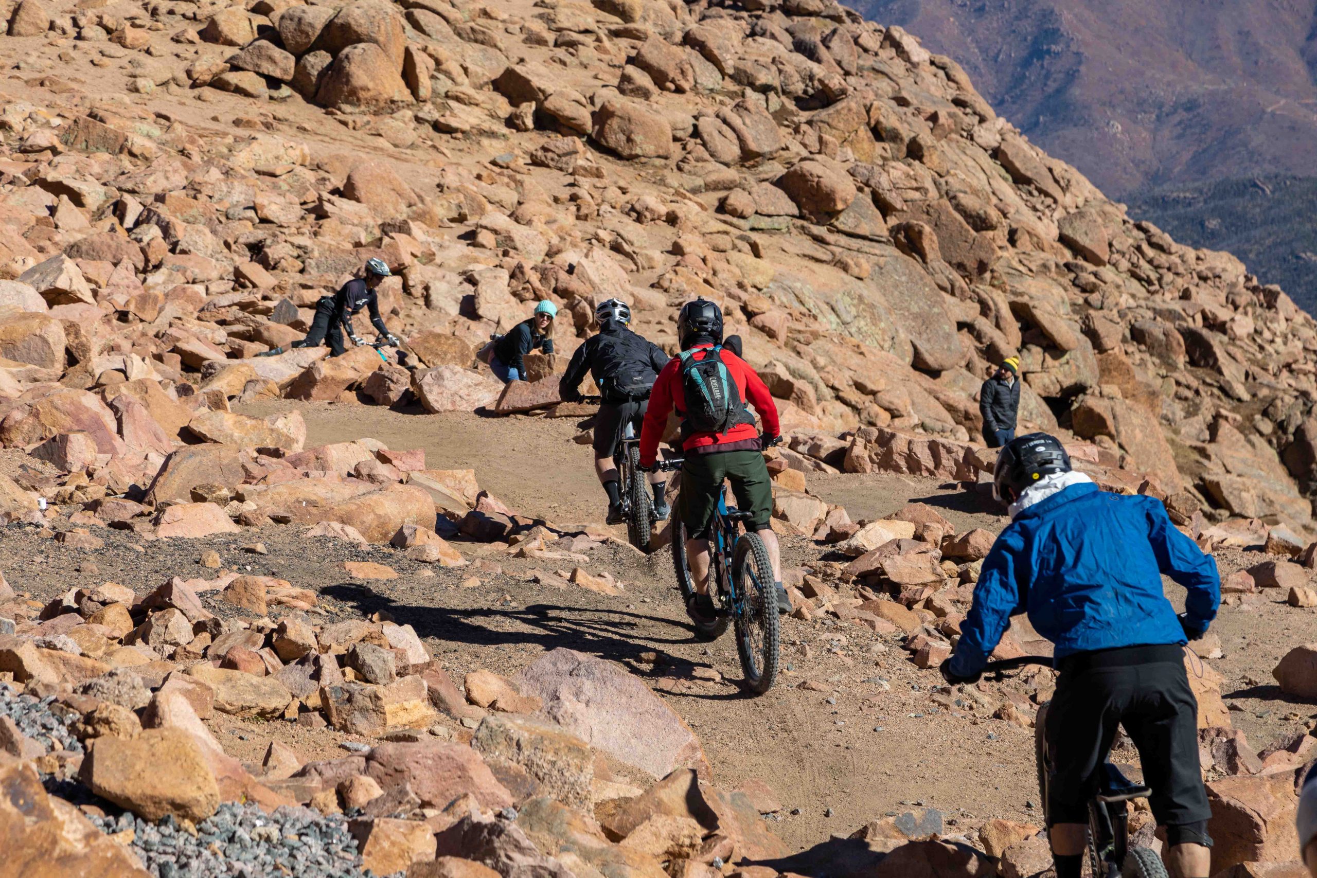Mountainbiker auf dem Weg bergab. Woher nehmen sie in dieser Höhe bloß das Stehvermögen?