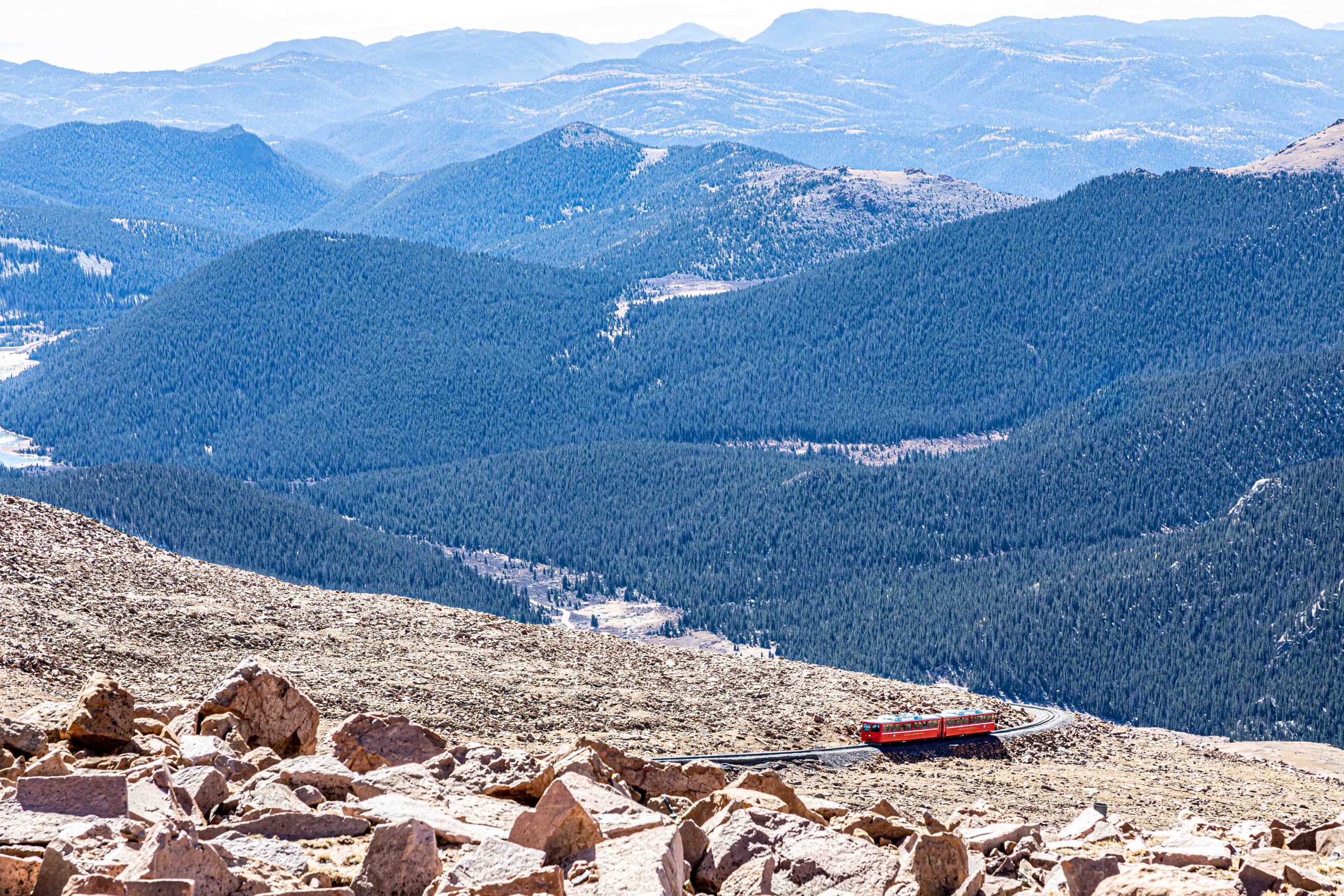 Fast ist es geschafft. Auf ihrem Weg hoch zum Pikes Peak überwindet die Zahnradbahn fast 2500 Höhenmeter.